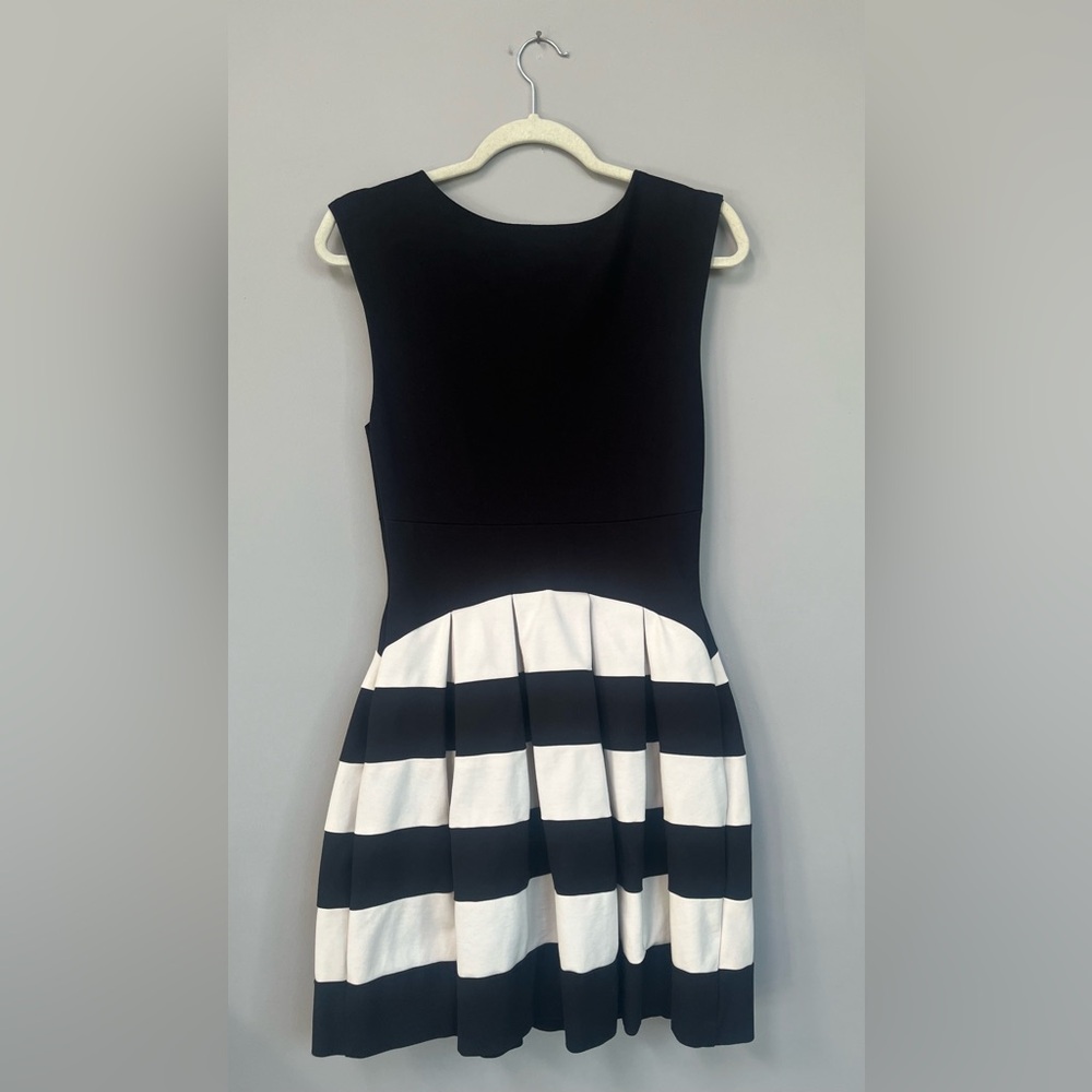 chic and flattering dress (8) - Picture 7 of 9
